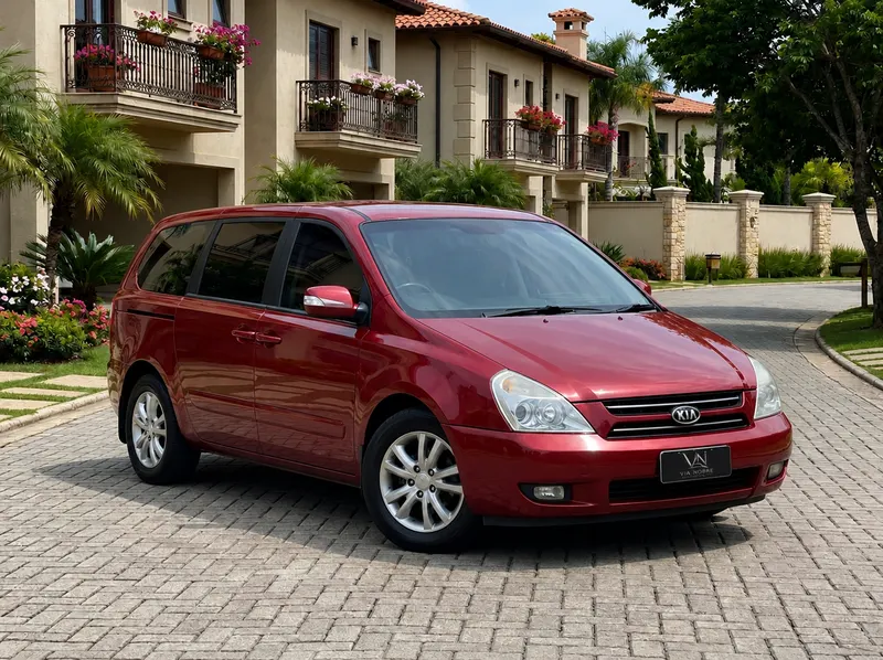 Kia Carnival blindada da frota Via Nobre estacionada em condomínio na Zona Sul do Rio de Janeiro